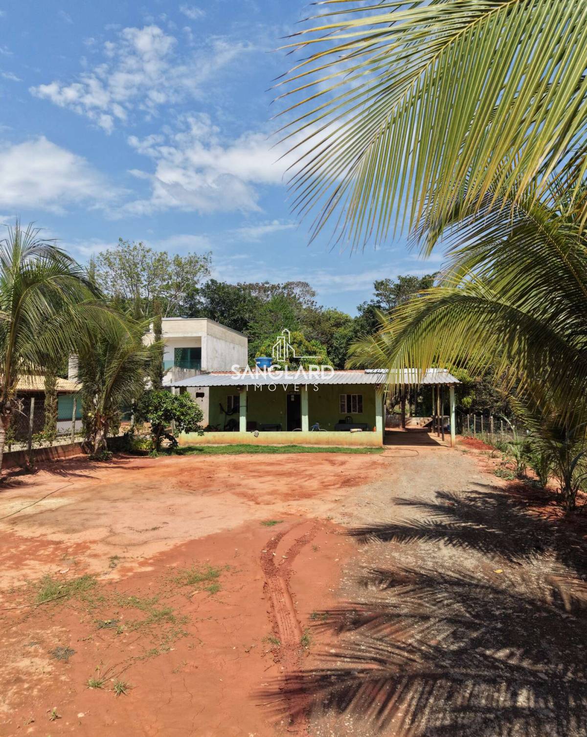 Chácara com 2.000 m², com casa e córrego no terreno, em Córrego Novo - SANGLARD IMÓVEIS