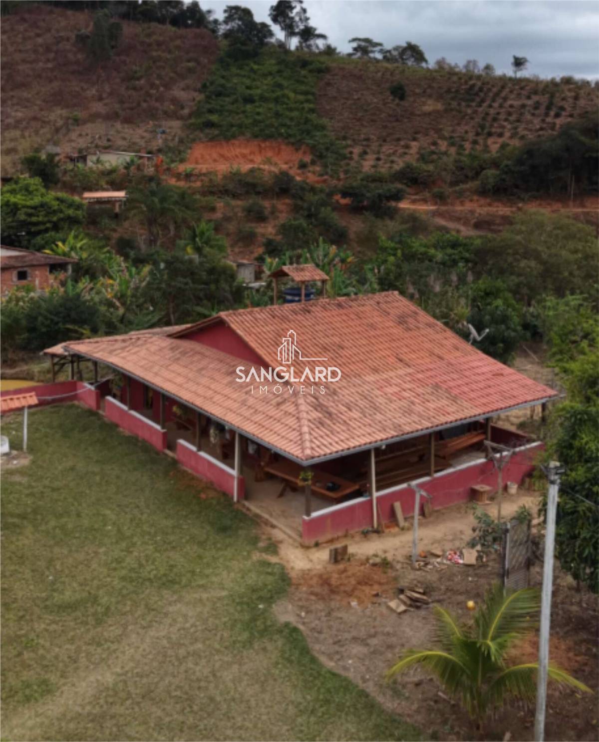 Chácara com 2600 m², com casa, àrea de churrasco, poço de peixe e pomar! - SANGLARD IMÓVEIS